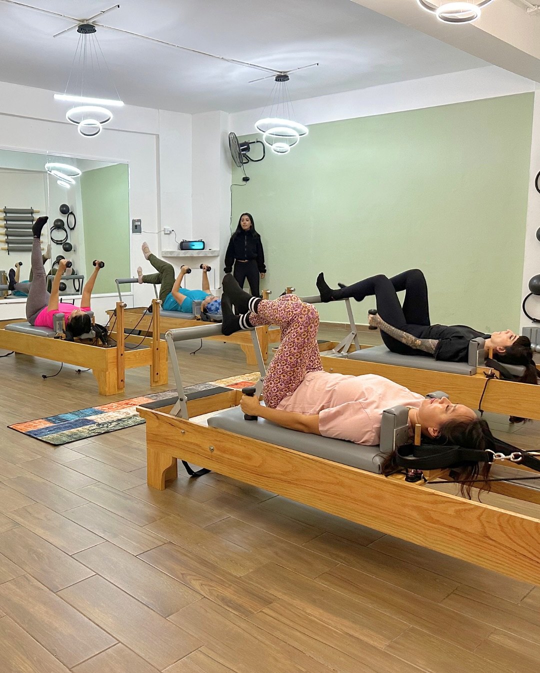 Clase grupal de Pilates Reformer en Mevak